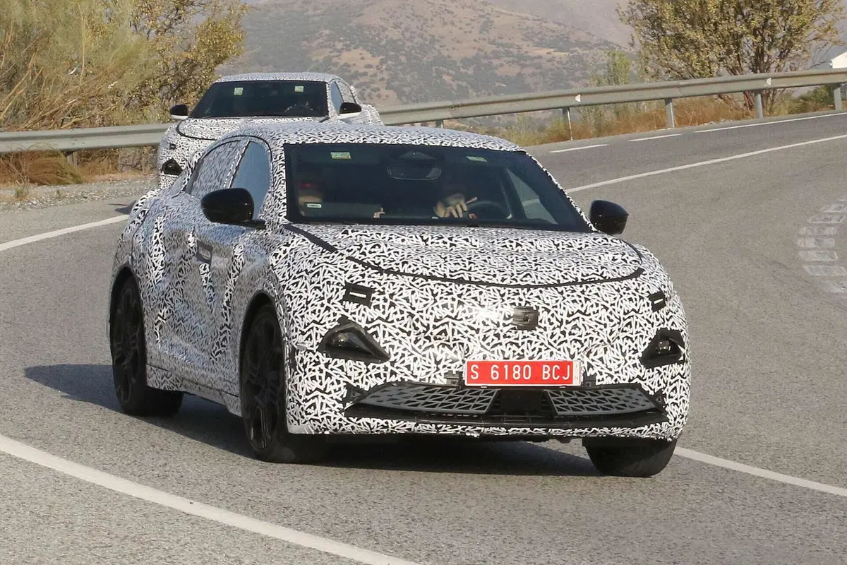 Alpine A390: la nuova elettrica spiata prima del Salone di Parigi | Foto Spia (8)