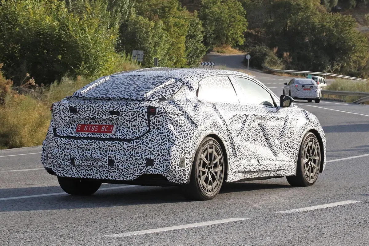 Alpine A390: la nuova elettrica spiata prima del Salone di Parigi | Foto Spia (10)