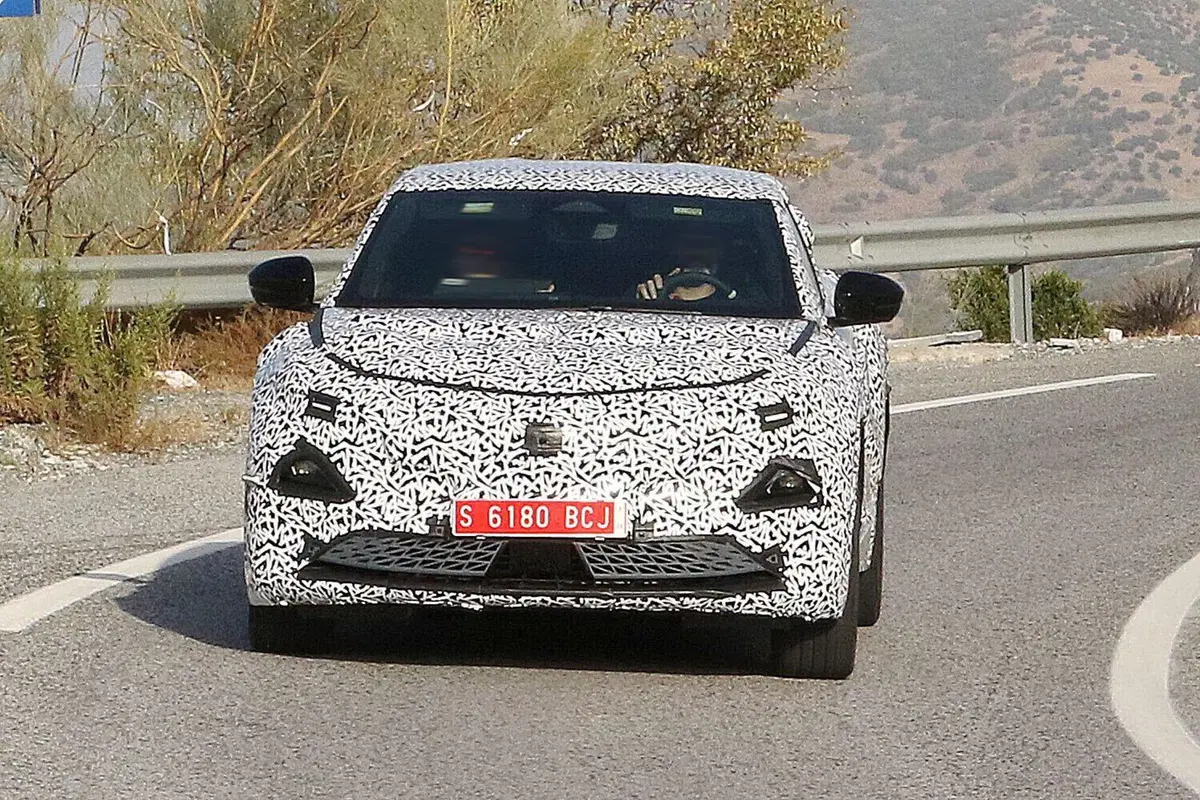 Alpine A390: la nuova elettrica spiata prima del Salone di Parigi | Foto Spia (9)