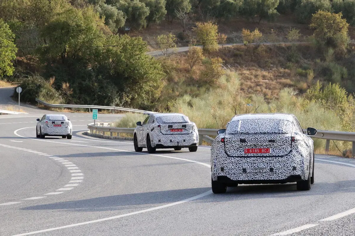 Alpine A390: la nuova elettrica spiata prima del Salone di Parigi | Foto Spia (11)