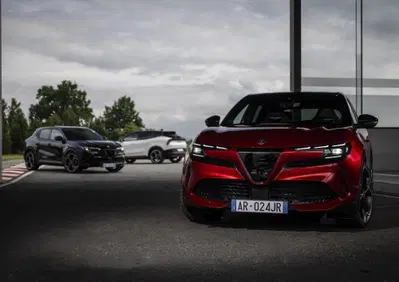 Alfa Romeo Junior 2024: motorizzazioni, allestimenti, optional e prezzi. Guida all’acquisto