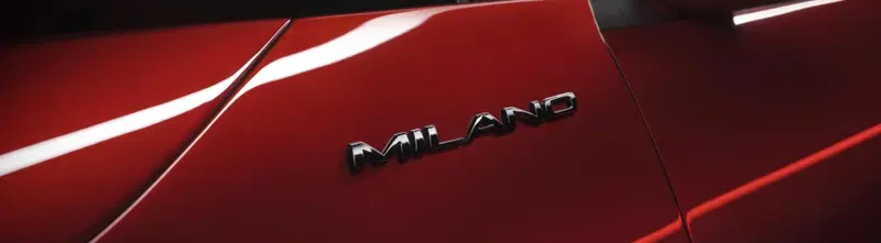 Il badge "Milano" posto sulla fiancata della nuova arrivata in casa Alfa Romeo