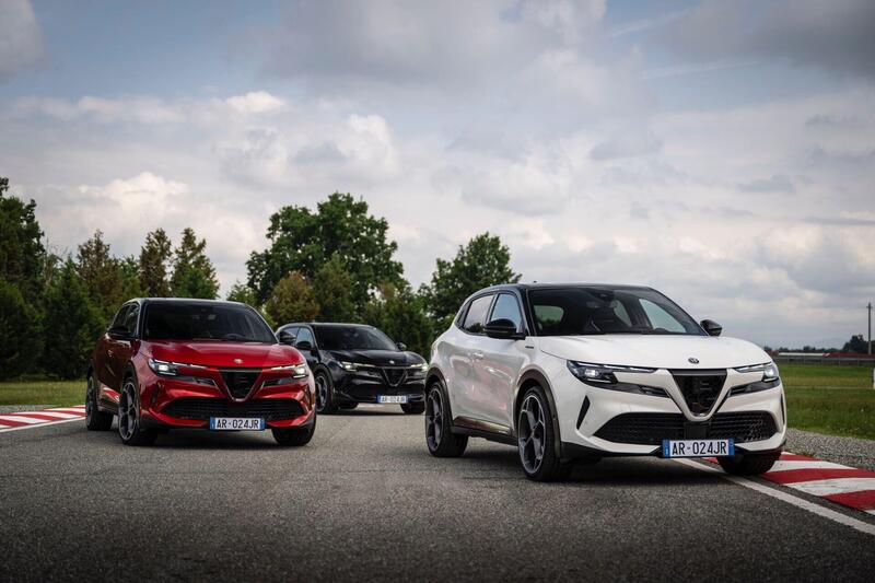 Alfa Romeo Junior 2024: motorizzazioni, allestimenti, optional e prezzi. Guida all&rsquo;acquisto