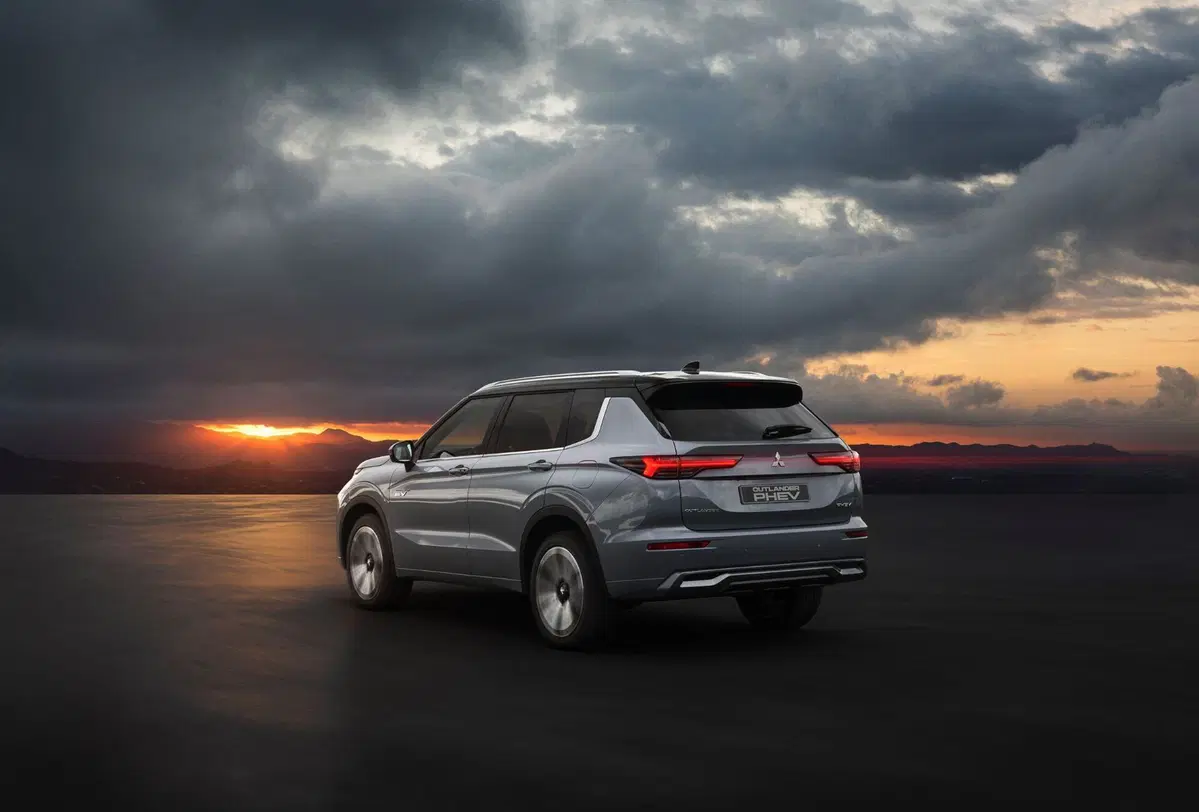 Mitsubishi Outlander PHEV, ecco l'ammiraglia per l'Europa (2)