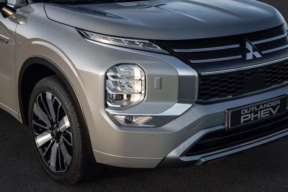 Mitsubishi Outlander PHEV, ecco l'ammiraglia per l'Europa (10)