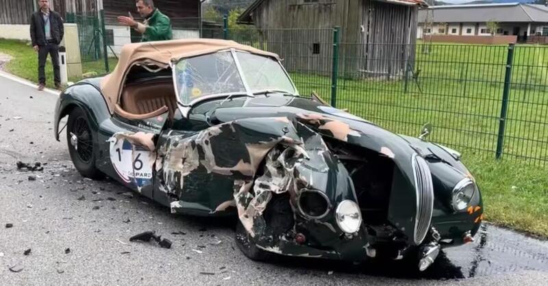 Si distrae col telefono e fa fuori una Jaguar da 150.000 euro