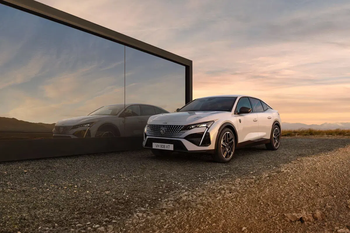 Peugeot E-408: completata la gamma della fastback  (2)