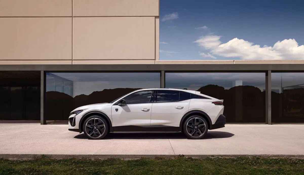 Peugeot E-408: completata la gamma della fastback  (3)