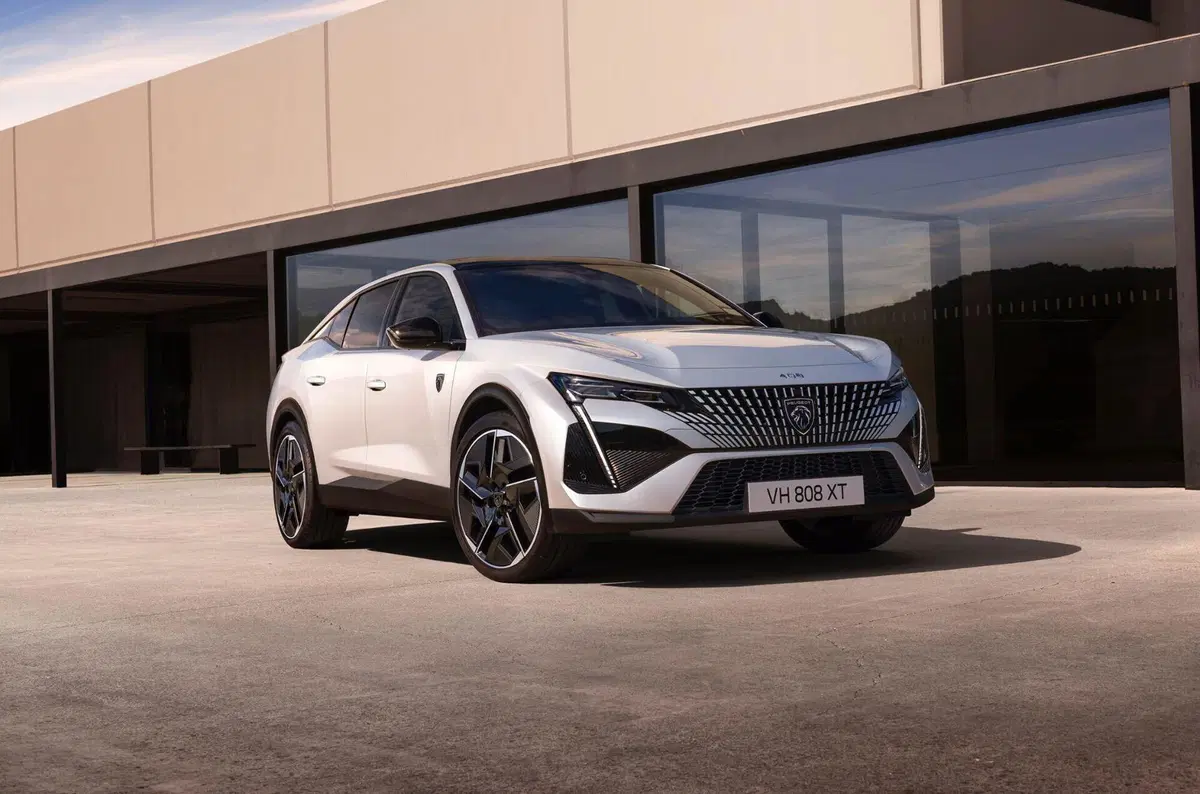 Peugeot E-408: completata la gamma della fastback  (4)