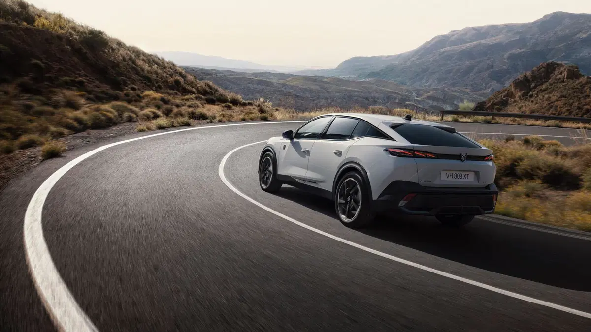 Peugeot E-408: completata la gamma della fastback  (6)