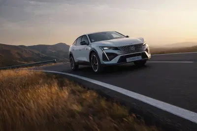 Peugeot E-408: completata la gamma della fastback 