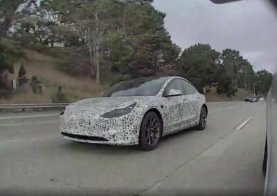 Avvistata una misteriosa Tesla Model 3: robotaxi o Model 2 in arrivo? [VIDEO]