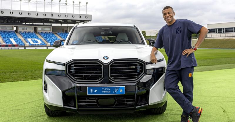 653 CV nel box e niente patente: Kylian Mbapp&eacute; riceve l&#039;ennesima top car