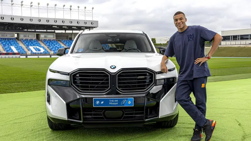 653 CV nel box e niente patente: Kylian Mbapp&eacute; riceve l'ennesima top car