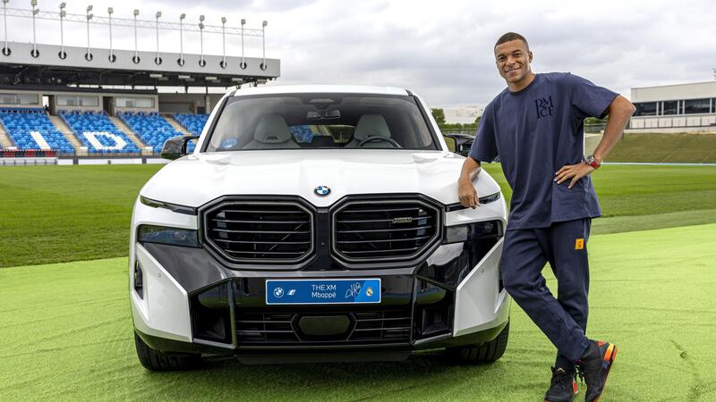 653 CV nel box e niente patente: Kylian Mbapp&eacute; riceve l&#039;ennesima top car