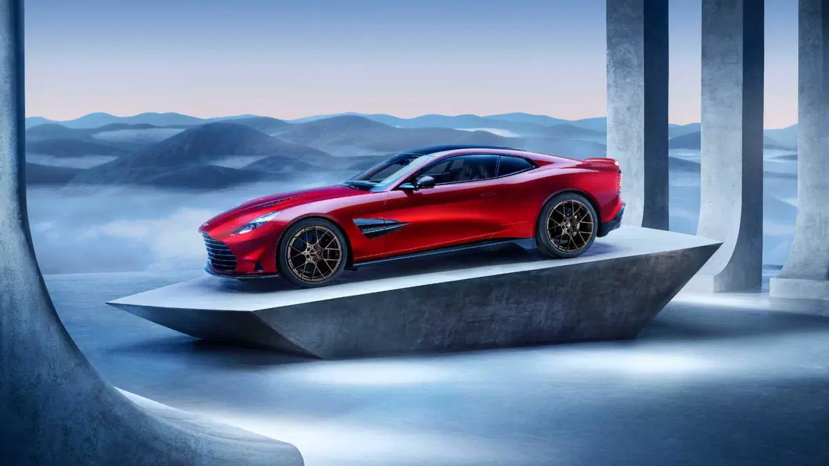 Aston Martin Vanquish: il ritorno dell'auto di James Bond più potente che mai col 12V 