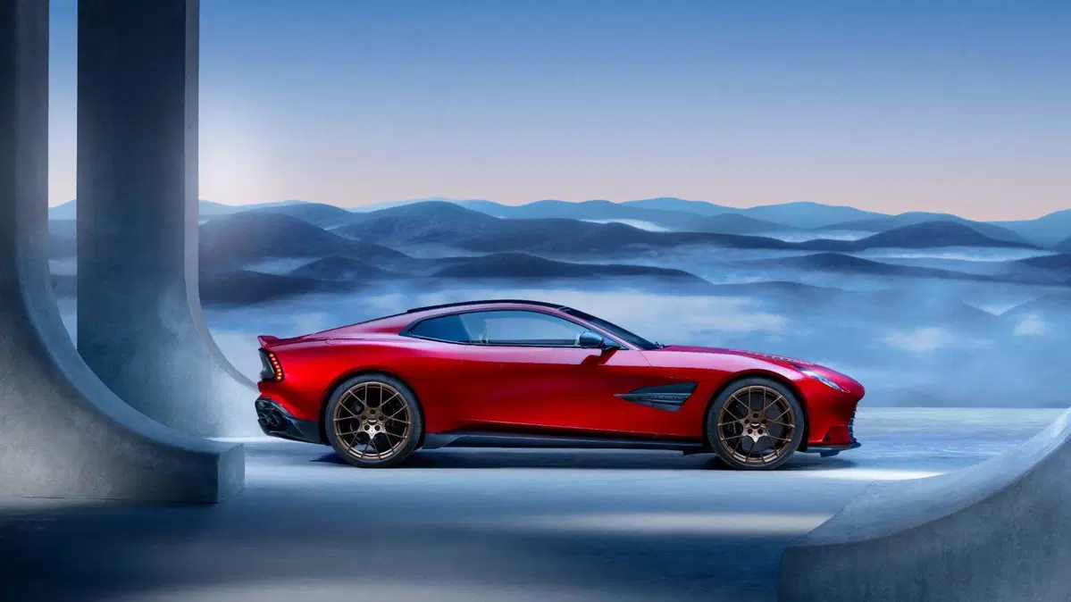 Aston Martin Vanquish: il ritorno dell'auto di James Bond più potente che mai col 12V  (3)