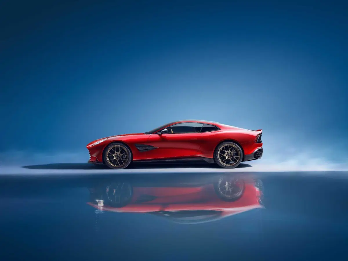 Aston Martin Vanquish: il ritorno dell'auto di James Bond più potente che mai col 12V  (12)