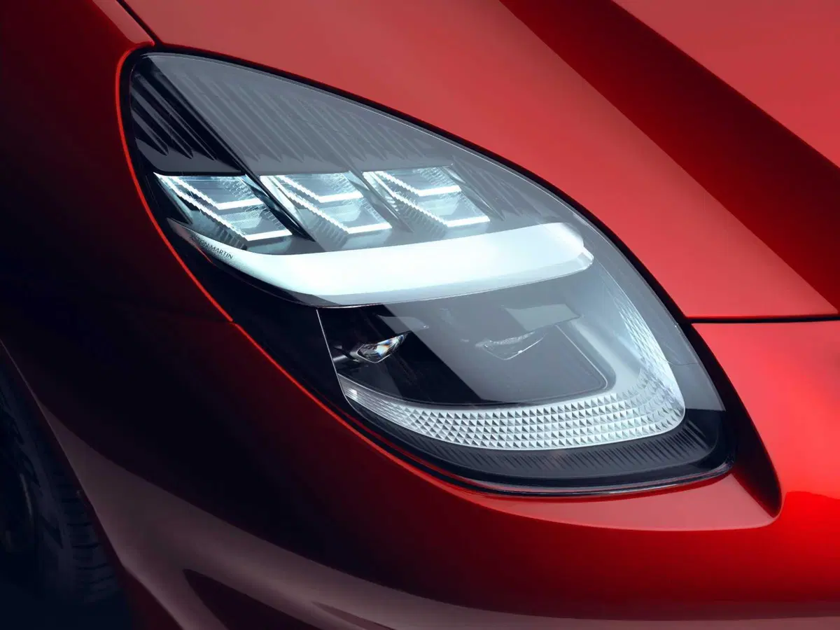 Aston Martin Vanquish: il ritorno dell'auto di James Bond più potente che mai col 12V  (15)