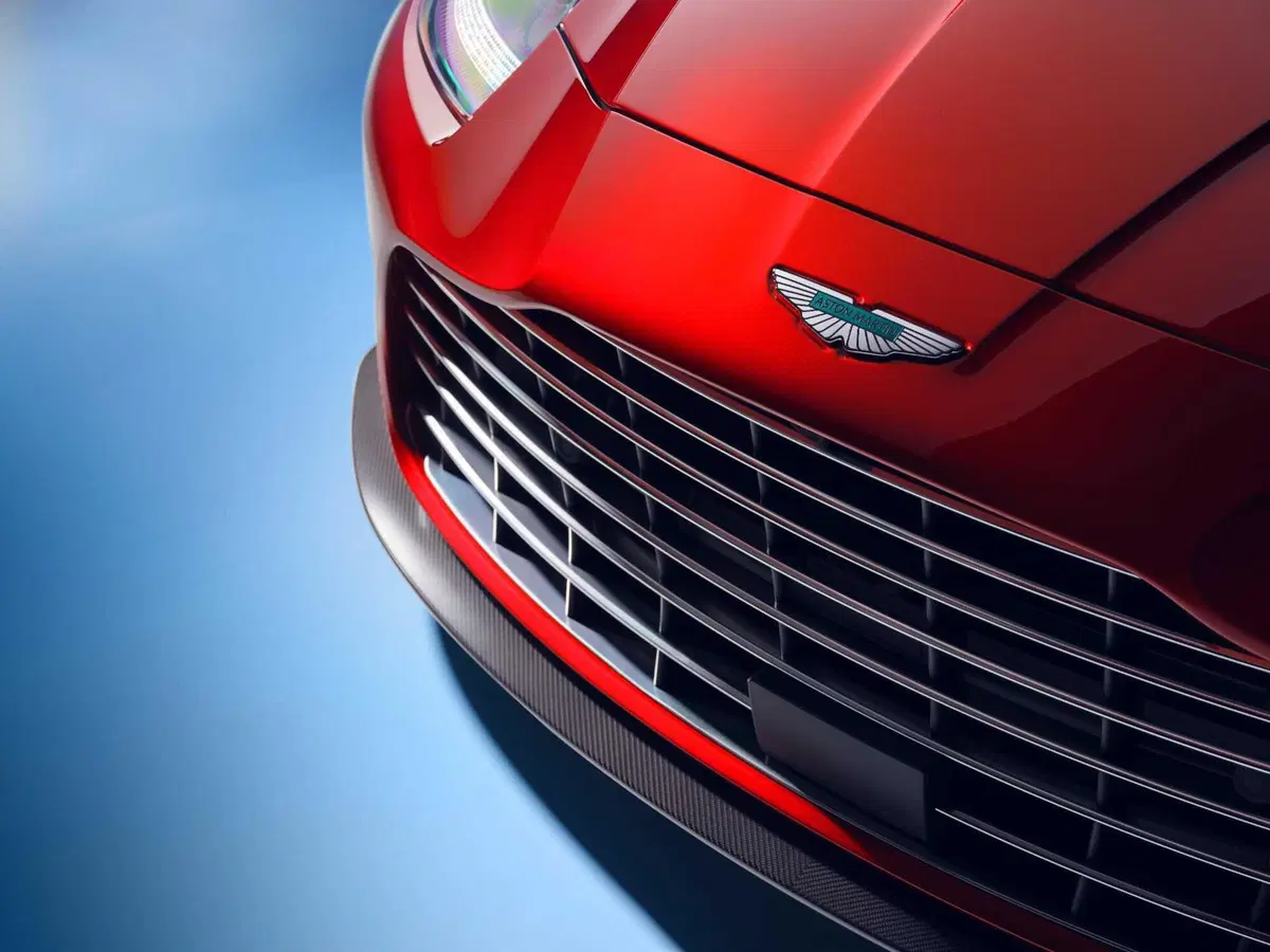 Aston Martin Vanquish: il ritorno dell'auto di James Bond più potente che mai col 12V  (16)