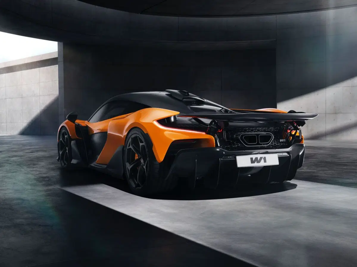 McLaren W1: è la più potente di sempre, ha 1.275 CV con il V8 ibrido (10)