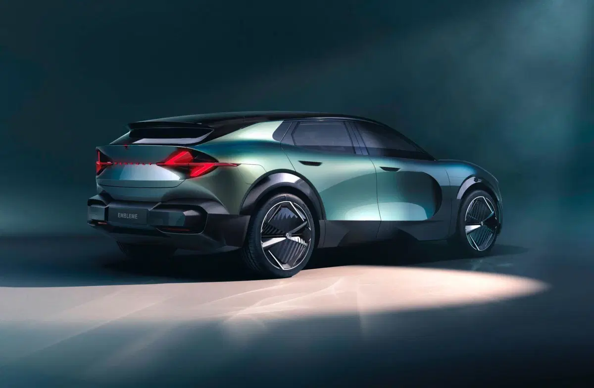 Renault Embleme: doppia soluzione batterie + idrogeno per la concept di Parigi (3)