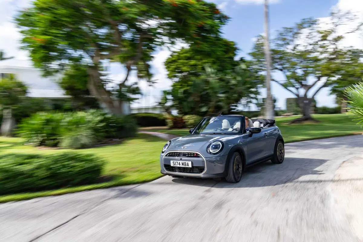Nuova MINI Cooper cabrio: l'evoluzione del divertimento a cielo aperto (2)
