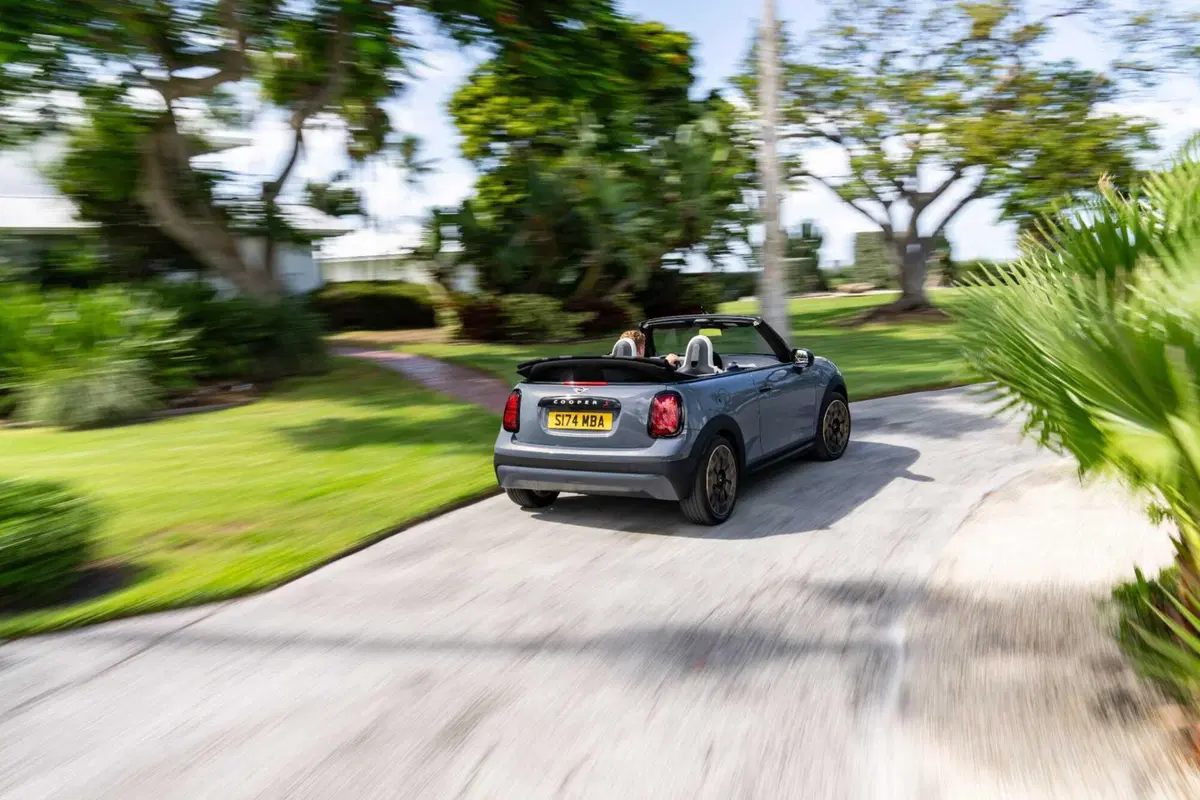 Nuova MINI Cooper cabrio: l'evoluzione del divertimento a cielo aperto (3)