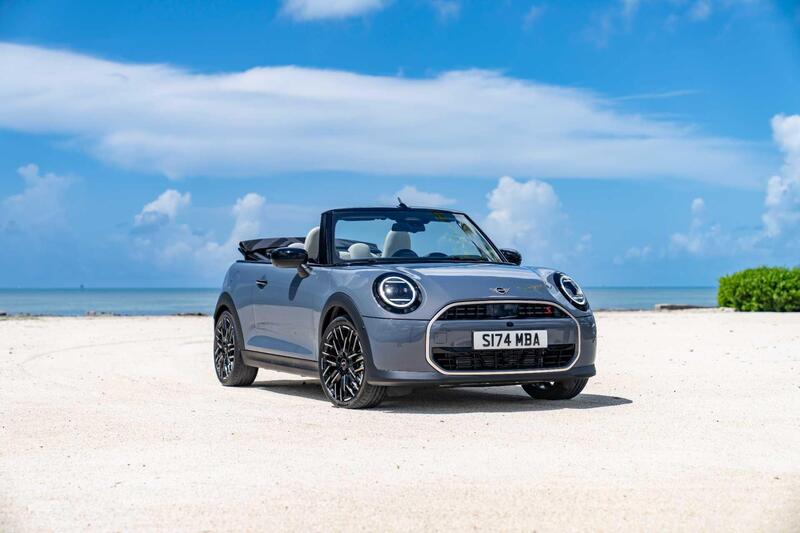 Nuova MINI Cooper cabrio: l&#039;evoluzione del divertimento a cielo aperto