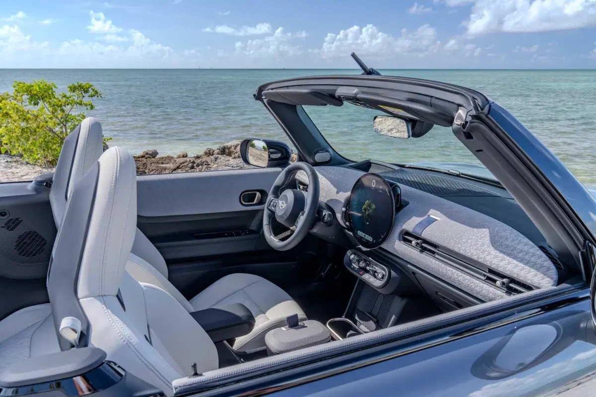 Nuova MINI Cooper cabrio: l'evoluzione del divertimento a cielo aperto (4)