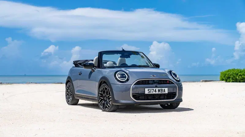 Nuova MINI Cooper cabrio: l'evoluzione del divertimento a cielo aperto