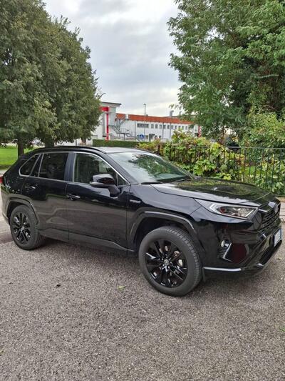 Toyota Rav4 HV (218CV) E-CVT 2WD Black Edition del 2021 usata a Malo