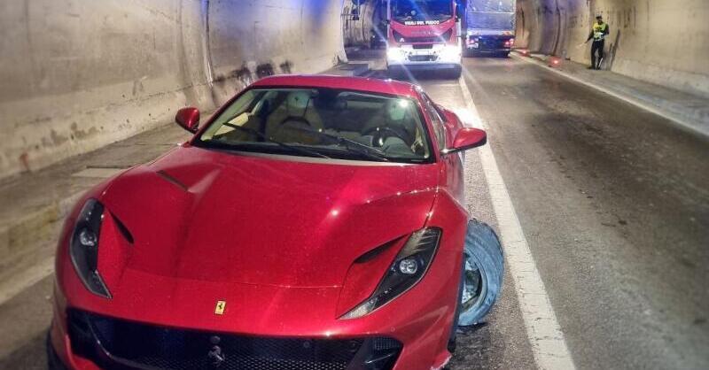 Perde il controllo della Ferrari e sbatte contro il muro