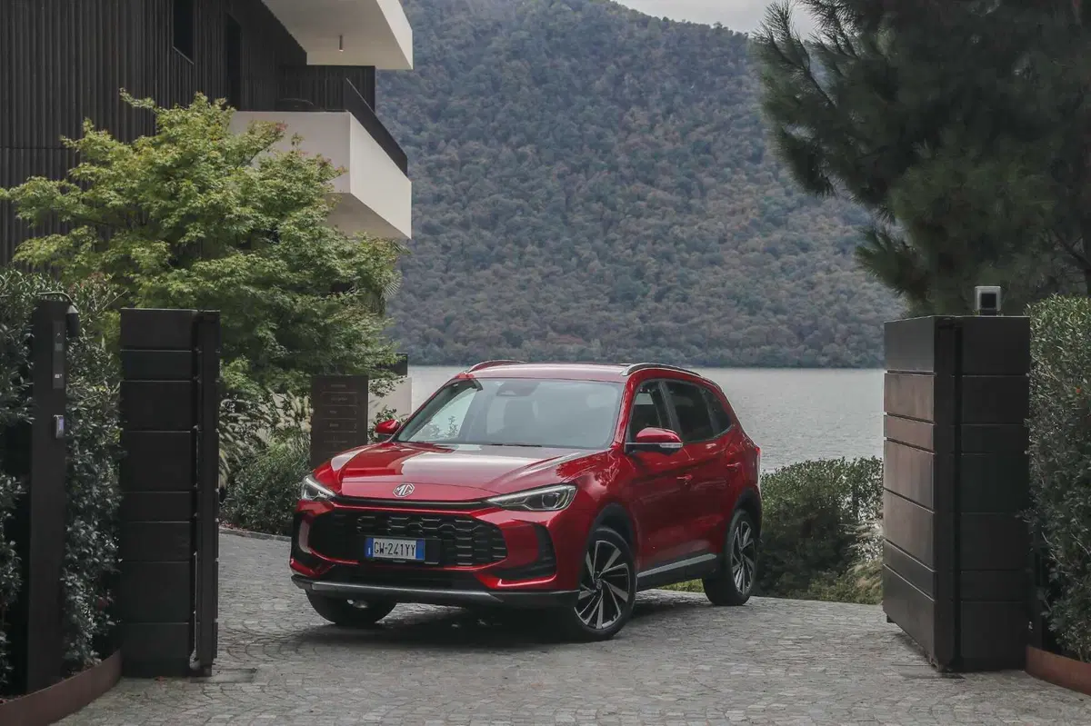 MG ZS HEV: l'ibrida &egrave; nuova, cresce e costa il giusto | Prezzi, caratteristiche e allestimenti