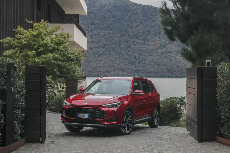 MG ZS HEV: l'ibrida &egrave; nuova, cresce e costa il giusto | Prezzi, caratteristiche e allestimenti