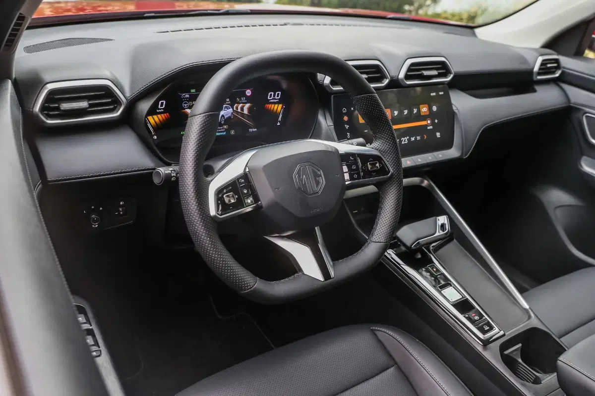 MG ZS HEV: l'ibrida è nuova, cresce e costa il giusto | Prezzi, caratteristiche e allestimenti (3)