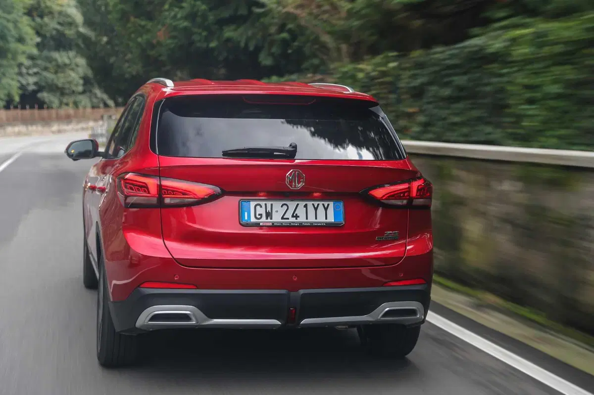 MG ZS HEV: l'ibrida è nuova, cresce e costa il giusto | Prezzi, caratteristiche e allestimenti (9)