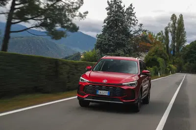 MG ZS HEV: l'ibrida &egrave; nuova, cresce e costa il giusto | Prezzi, caratteristiche e allestimenti