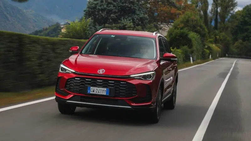 MG ZS HEV: l'ibrida &egrave; nuova, cresce e costa il giusto | Prezzi, caratteristiche e allestimenti