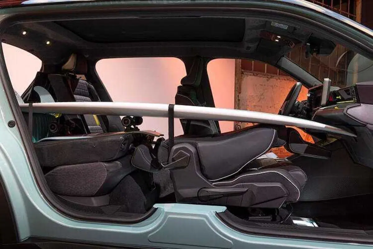Renault 4 E-tech Electric: debutta a Parigi 2024 la B-Suv più nostalgica che c'è  (10)