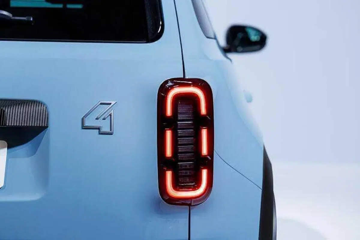Renault 4 E-tech Electric: debutta a Parigi 2024 la B-Suv più nostalgica che c'è  (20)