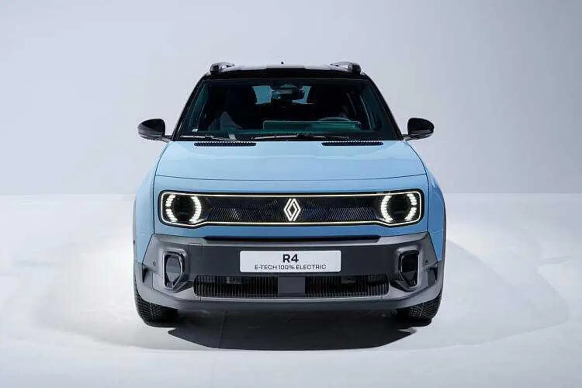 Renault 4 E-tech Electric: debutta a Parigi 2024 la B-Suv più nostalgica che c'è  (21)