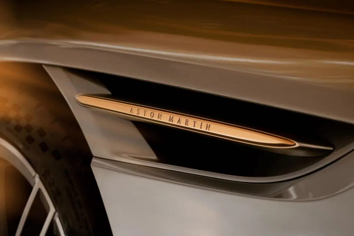 Aston Martin DB12: la saga di James Bond continua con la Goldfinger Edition  (6)