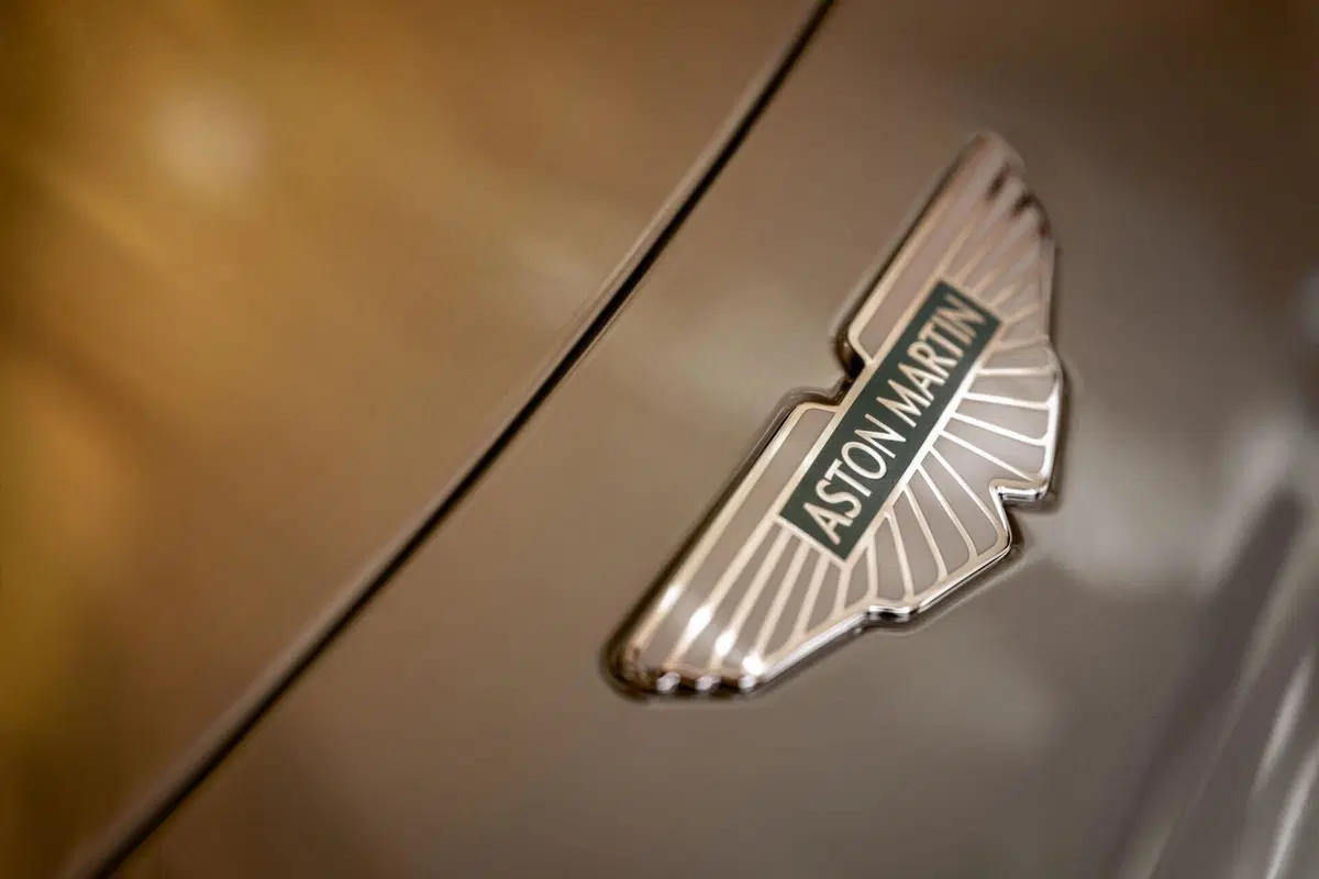 Aston Martin DB12: la saga di James Bond continua con la Goldfinger Edition  (7)