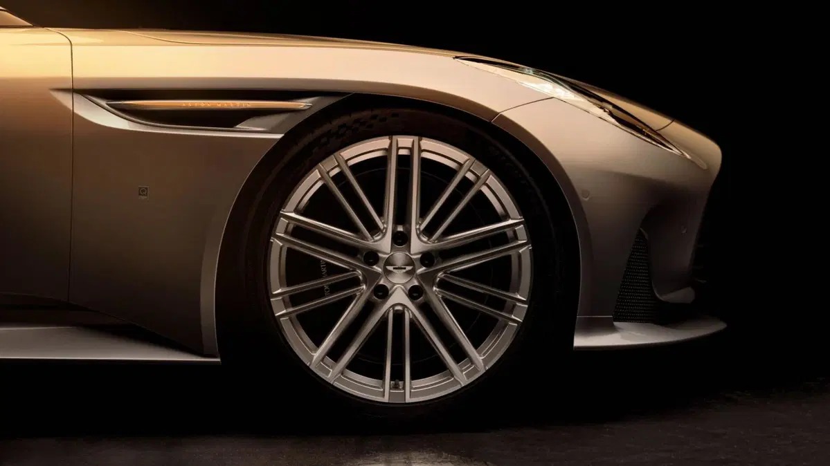 Aston Martin DB12: la saga di James Bond continua con la Goldfinger Edition  (9)