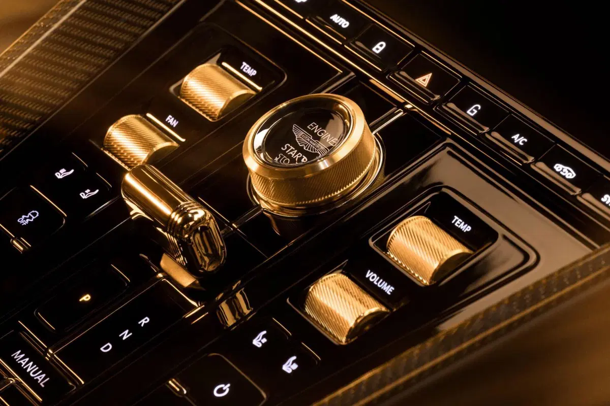 Aston Martin DB12: la saga di James Bond continua con la Goldfinger Edition  (10)