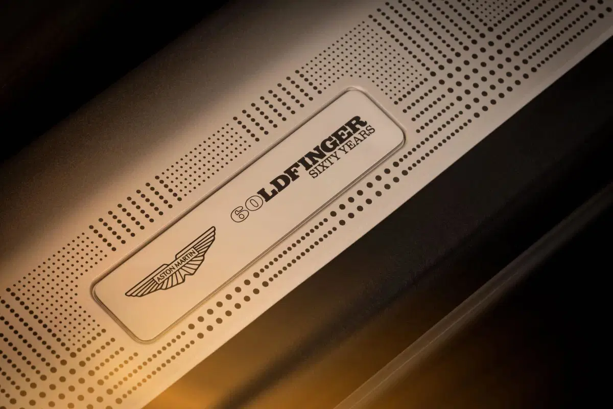 Aston Martin DB12: la saga di James Bond continua con la Goldfinger Edition  (11)