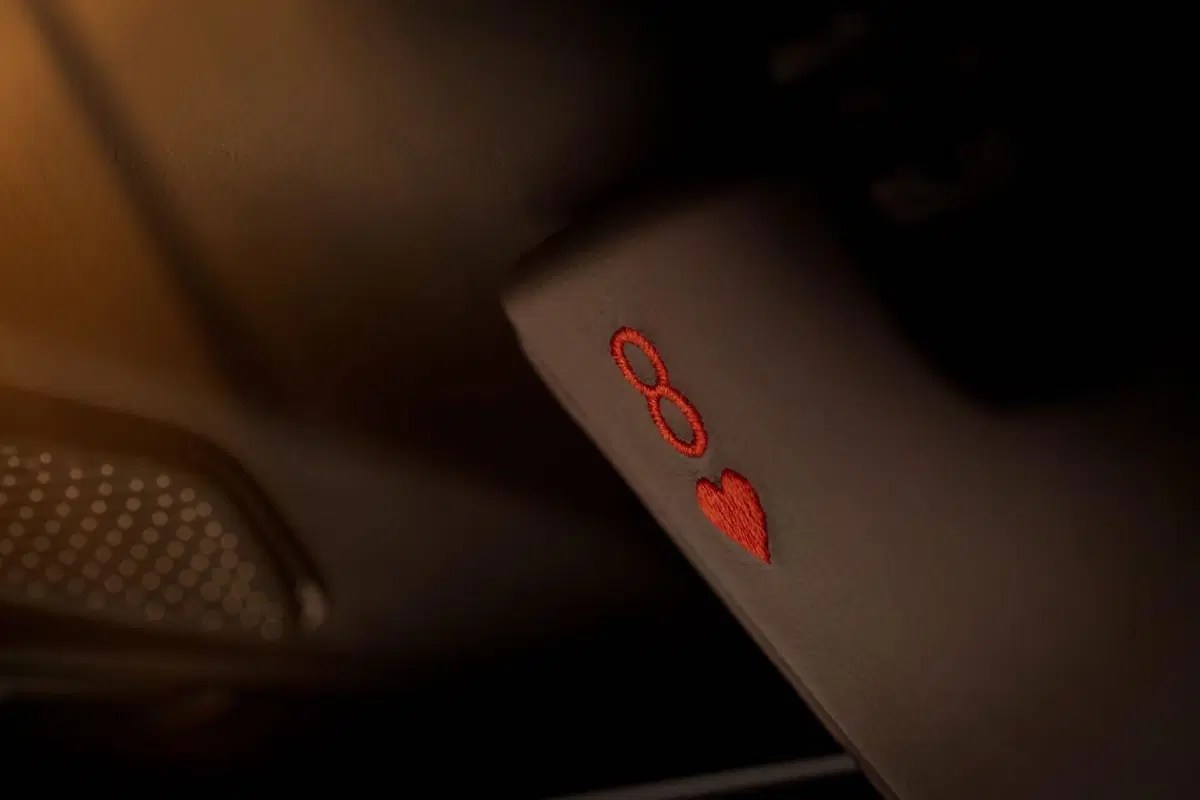 Aston Martin DB12: la saga di James Bond continua con la Goldfinger Edition  (12)