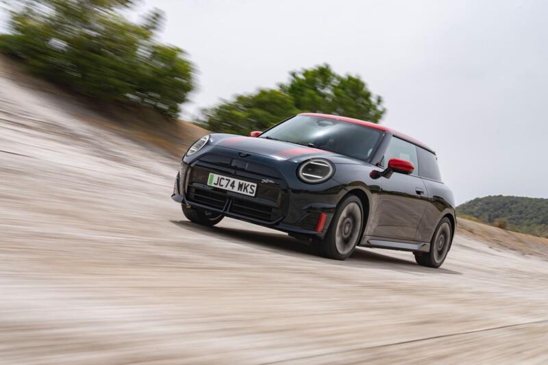 Mini, le nuove John Cooper Works elettriche lanciate a Parigi 2024