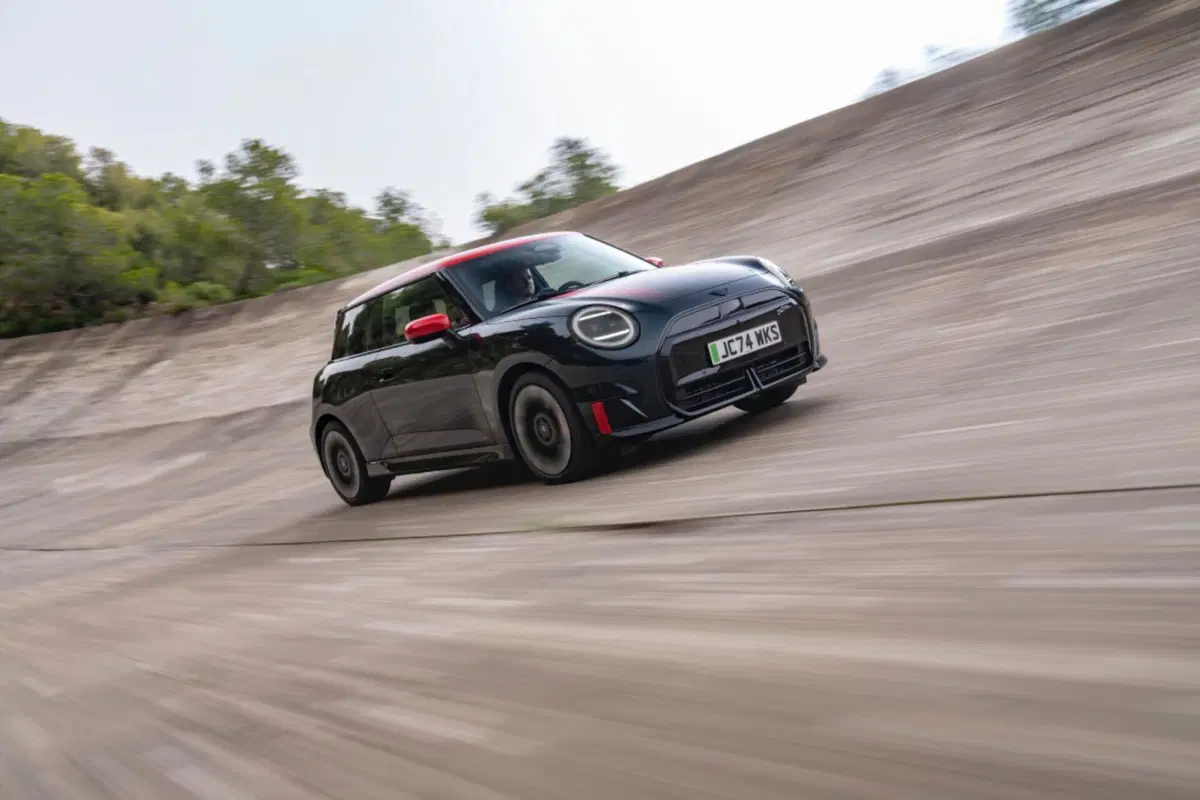 Mini, le nuove John Cooper Works elettriche lanciate a Parigi 2024 (2)